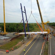 Pylonbrücke über die B2 bei Markkleeberg